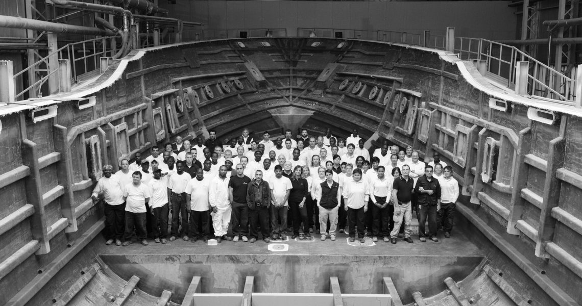 Ritratto d’autore collettivo: squadra di lavoro all’interno di uno scafo in costruzione